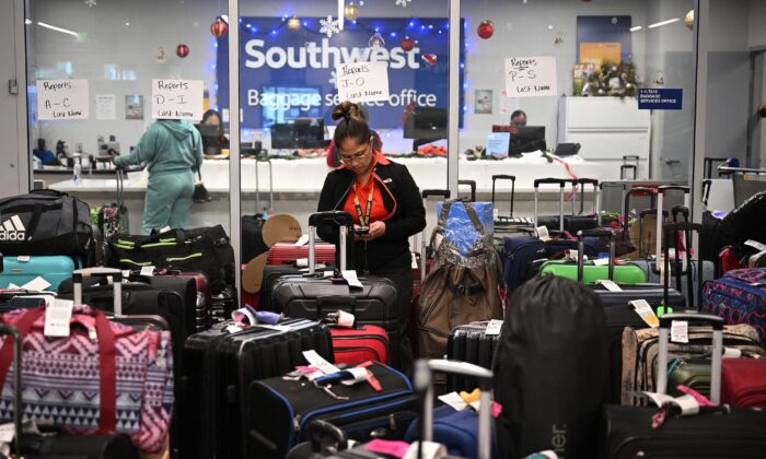 Una empleada de Southwest Airlines organiza el equipaje no reclamado en el área de equipaje de Southwest Airlines, en el Aeropuerto Internacional de Los Ángeles, en Los Ángeles, California, el 28 de diciembre de 2022. (Robyn Beck/AFP/Getty Images)
