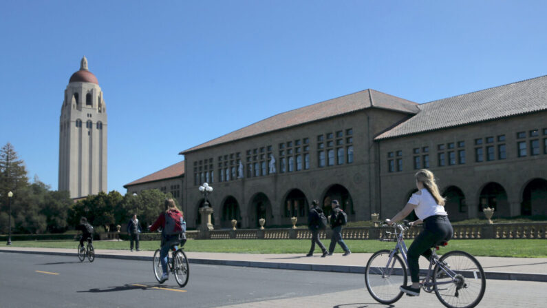 Ciclistas pasan junto a la Torre Hoover en el campus de la Universidad de Stanford en Stanford, California, el 12 de marzo de 2019. (Justin Sullivan/Getty Images)