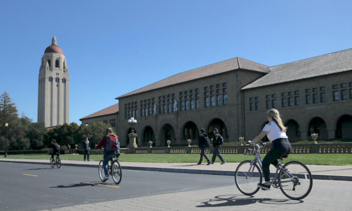Ciclistas pasean por la Torre Hoover en el campus de la Universidad de Stanford en Stanford, California, el 12 de marzo de 2019. (Justin Sullivan/Getty Images)