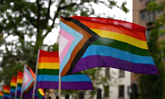 Banderas que representan el movimiento social LGBT fuera del Monumento Stonewall en Nueva York, el 7 de junio de 2022. (Angela Weiss/AFP vía Getty Images)