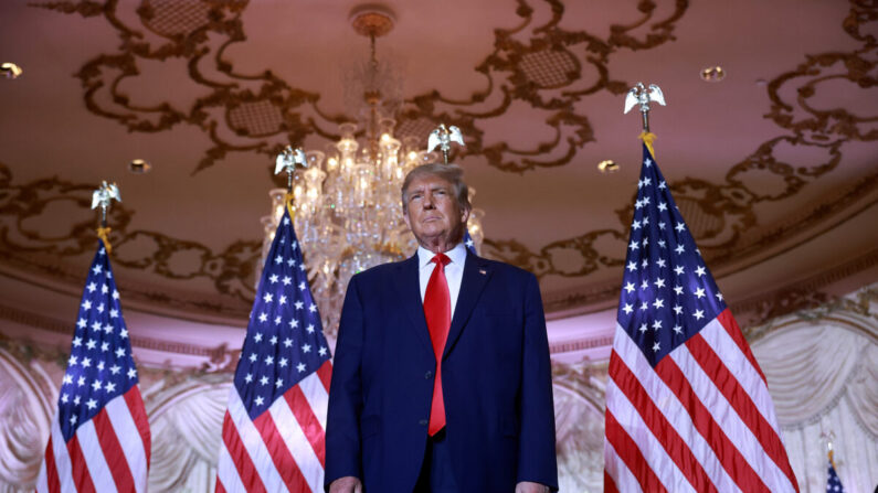 El expresidente Donald Trump llega al escenario durante un evento en su casa de Mar-a-Lago en Palm Beach, Florida, el 15 de noviembre de 2022. (Joe Raedle/Getty Images)
