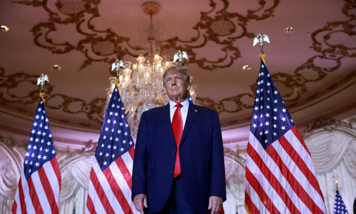 El expresidente Donald Trump llega al estrado durante un evento en su residencia de Mar-a-Lago en Palm Beach, Florida, el 15 de noviembre de 2022. (Joe Raedle/Getty Images)