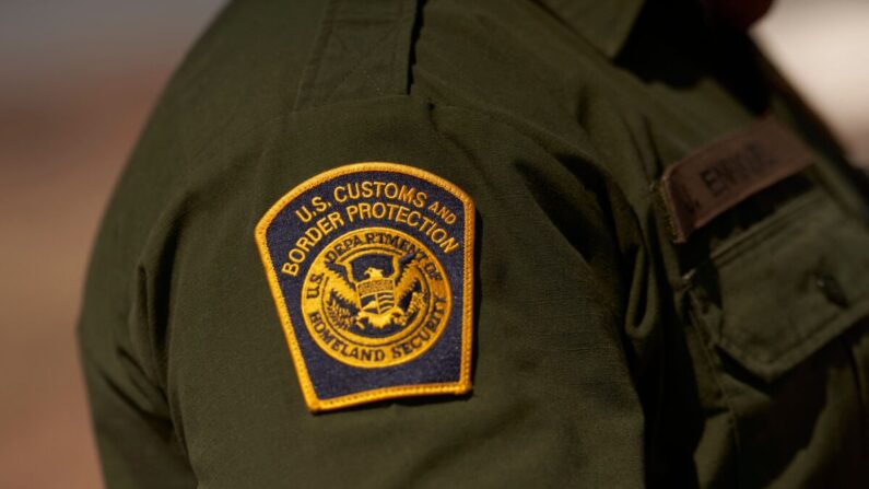 Un escudo de la Oficina de Aduanas y Protección Fronteriza de Estados Unidos en el brazo de un agente en las montañas de Jacumba, en el condado de Imperial, California, el 6 de octubre de 2022. (Allison Dinner/AFP vía Getty Images)
