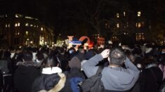 Estudiantes apoyan protestas en China durante vigilia con velas en la Universidad de Pensilvania