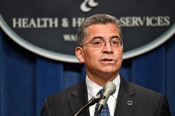 Xavier Becerra, secretario de Salud y Servicios Humanos habla durante una conferencia de prensa en la sede del HHS en Washington, el 28 de junio de 2022. (Nicholas Kamm/AFP vía Getty Images)
