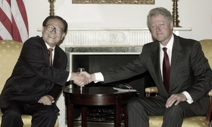 El presidente de EE.UU. Bill Clinton (D) se reúne con el líder chino Jiang Zemin el 8 de septiembre de 2000, en Nueva York, NY. (JOYCE NALTCHAYAN/AFP vía Getty Images)
