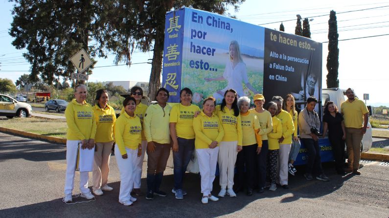 Un grupo de mexicanos salieron a recorrer las calles de la Ciudad de Puebla en caravana de automóviles para concientizar a la gente sobre la persecución del Partido Comunista Chino (PCCh) contra los practicantes de Falun Dafa, el 9 de diciembre del 2022. (Cortesía de Asociación de Falun Dafa México)

