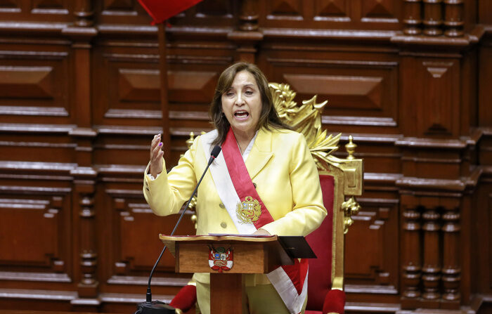 La presidenta de Perú, Dina Boluarte, habla ante el Congreso peruano, el 7 de diciembre de 2022. EFE/STR