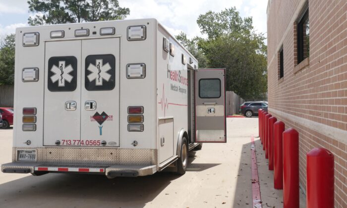 Una ambulancia fuera del Centro Médico de Bellville después de dejar a un paciente, en Bellville, Texas, el 1 de septiembre de 2021. (Francois Picard/AFP vía Getty Images)
