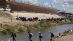 Texas construye muro fronterizo de contenedores para combatir cruces ilegales