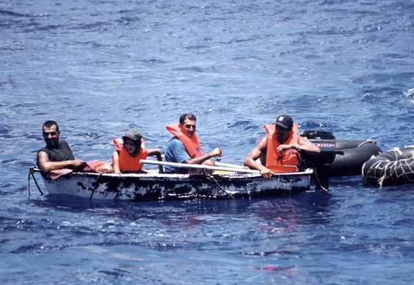 En la imagen un registro de archivo de un grupo de inmigrantes cubanos llegando a las costas de Florida en un bote. (EFE/Archivo)
