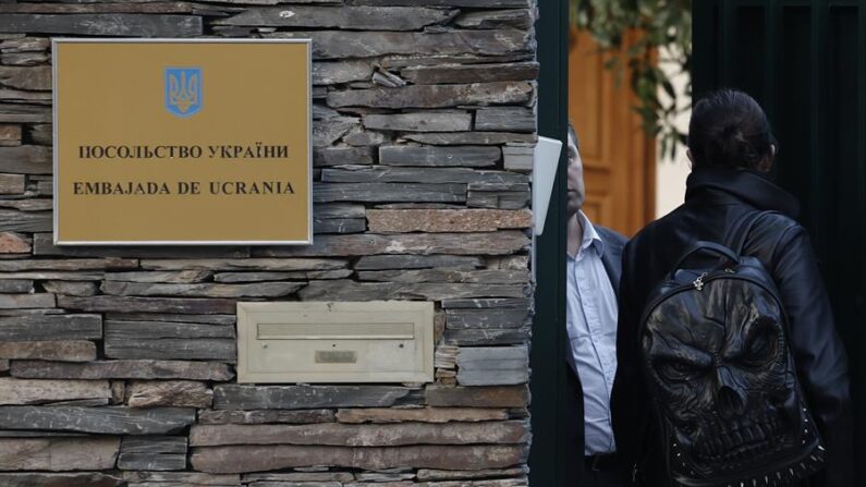 Vista del exterior de la Embajada de Ucrania en Madrid el 2 de diciembre de 2022, cuando llegó un primer paquete sospechoso con ojos de animales. EFE/Sergio Perez