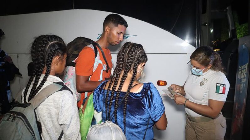 Migrantes centroamericanos se entregan a personal del Instituto Nacional de Migración (INM), el 12 de diciembre de 2022 en la ciudad de Tapachula, en el estado de Chiapas (México). EFE/Juan Manuel Blanco