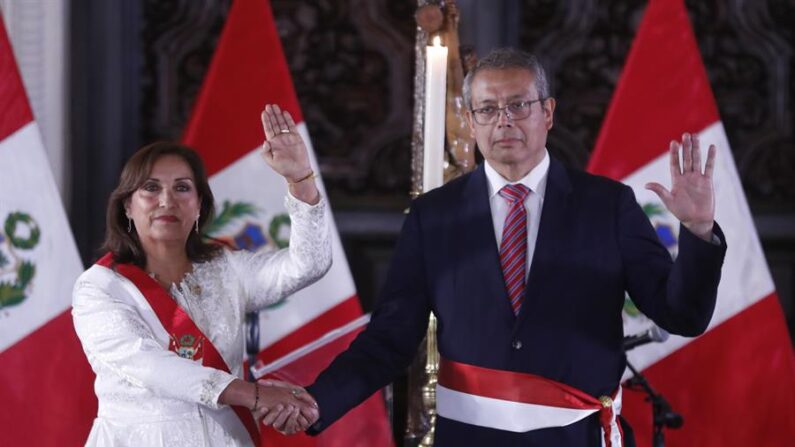 La presidenta de Perú, Dina Boluarte, toma juramento a su primer ministro, Pedro Miguel Ángulo Arana, el 10 de diciembre de 2022, durante una ceremonia en el Palacio de Gobierno de Lima (Perú). EFE/ Paolo Aguilar