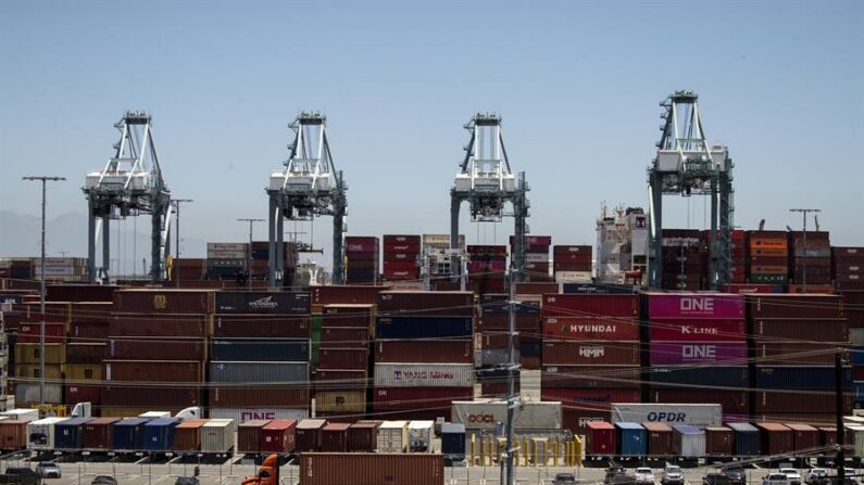 Vista del descargue de contenedores en el puerto de Los Ángeles, California (EE.UU.), en una fotografía de archivo. (EFE/Etienne Laurent)