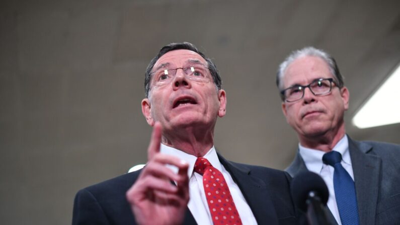 El senador John Barrasso (R-Wyo.) habla con los periodistas mientras el senador Mike Braun (R-Ind.) escucha durante un receso en el juicio de impeachment del presidente Donald Trump en el Capitolio de Estados Unidos en Washington el 27 de enero de 2020. (Mandel Ngan/AFP vía Getty Images)
