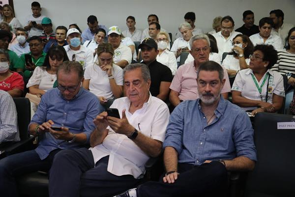 El presidente de la Asamblea Legislativa Departamental de la región boliviana de Santa Cruz, Zvonko Matkovic Ribera (d), participa, el 29 de diciembre de 2022, en una Asamblea de la Cruceñidad en Santa Cruz (Bolivia). EFE/Juan Carlos Torrejón
