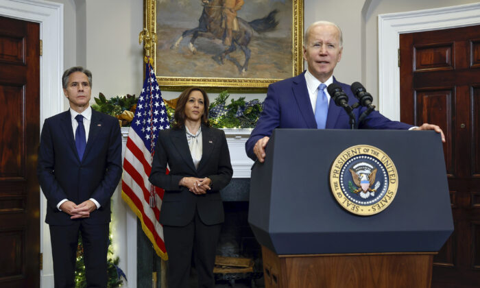 El presidente de EE.UU., Joe Biden (der.), habla sobre la liberación  de la custodia rusa de la atleta olímpica y jugadora de la WNBA, Brittney Griner, en la Casa Blanca, el 8 de diciembre de 2022. (Chip Somodevilla/Getty Images)
