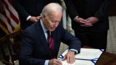 Biden firma proyecto de ley que impone acuerdo a sindicatos ferroviarios y evita la huelga