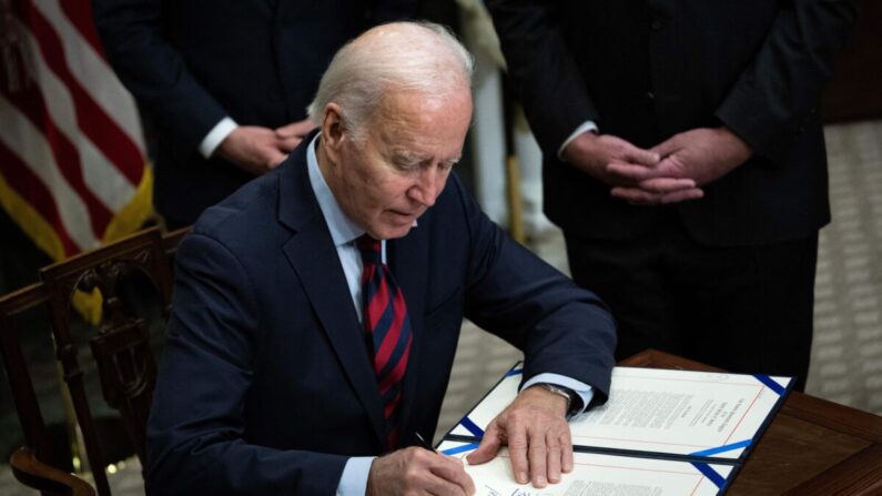 El presidente Joe Biden firma una resolución para evitar el cierre del ferrocarril en todo el país, en Washington el 2 de diciembre de 2022. (Brendan Smialowski/AFP vía Getty Images)
