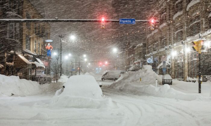 Vehículos abandonados bajo una intensa nevada en el centro de Buffalo, Nueva York, el 26 de diciembre de 2022. (Joed Viera/AFP vía Getty Images)