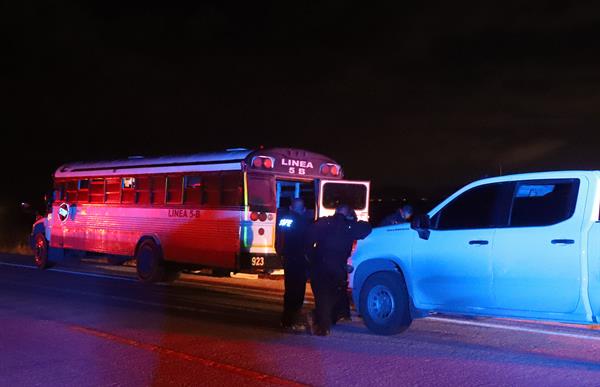 Policías Estatales vigilan un camión que fue atacado a balazos, en Ciudad Juárez, estado de Chihuahua (México). EFE/Luis Torres
