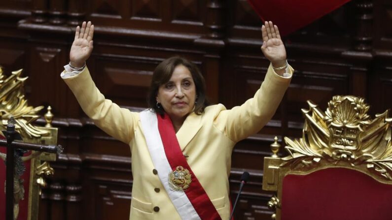 La abogada Dina Boluarte saluda tras ser juramentada como nueva presidenta del Perú en la sede del Congreso en Lima (Perú). EFE/ Paolo Aguilar
