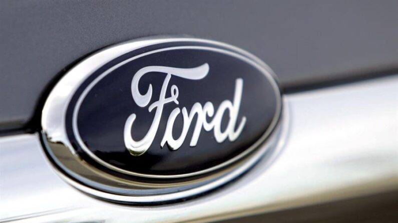 Fotografía de archivo del logo de la compañía Ford. EFE/Jeff Kowalsky