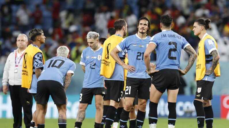 Jugadores de Uruguay reaccionan, al final de un partido de la fase de grupos del Mundial de Fútbol Qatar 2022 entre Ghana y Uruguay en el estadio Al-Janoub, en Al-Wakrah (Catar). EFE/ Esteban Biba