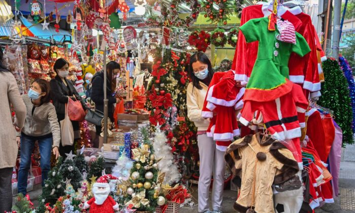 La gente compra artículos navideños en un mercado de Hong Kong el 12 de diciembre de 2022. (Peter Parks/AFP vía Getty Images)