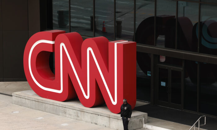 La gente pasa por la sede mundial de CNN, en Atlanta, Georgia, el 15 de marzo de 2022. (Anna Moneymaker/Getty Images)