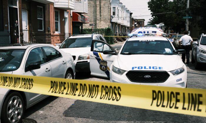 Una cinta policial bloquea una calle en la que una persona recibió recientemente un disparo en un suceso relacionado con drogas en Kensington, en Filadelfia, el 19 de julio de 2021. (Spencer Platt/Getty Images)