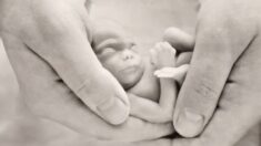 Mamá en luto toma asombrosas «fotos debajo del agua» de su bebé abortado de 18 semanas