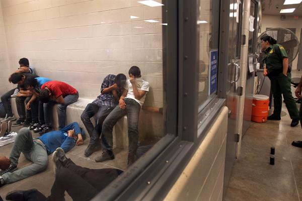 Vista de inmigrantes que han cruzado ilegalmente la frontera de EEUU. Imagen de archivo. EFE/Rick Loomis/POOL
