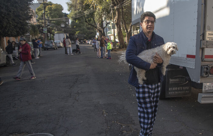 Ciudadanos evacuan sus viviendas tras escuchar una alerta sísmica este domingo 11 de diciembre de 2022, en la Ciudad de México, México. EFE/ Isaac Esquivel