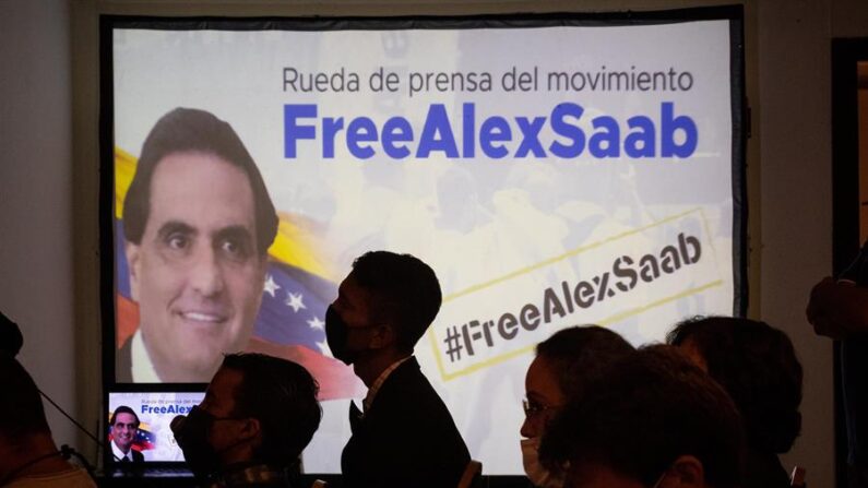 Varias personas escuchan una rueda de prensa del movimiento Free Alex Saab. Imagen de archivo. EFE/ Rayner Peña R.