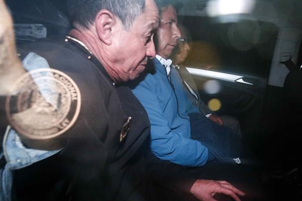El destituido presidente de Perú Pedro Castillo sale detenido en un vehículo policial de la Prefectura de Lima, en Lima (Perú)., el 7 de diciembre de 2022. EFE/ Renato Pajuelo
