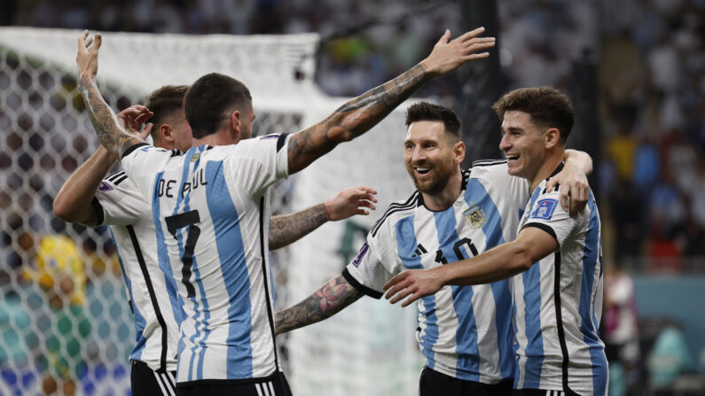 Julián Álvarez (d) de Argentina celebra un gol con Lionel Messi en un partido de los octavos de final del Mundial de Fútbol Qatar 2022 entre Argentina y Australia en el estadio Ahmad bin Ali Stadium en Rayán (Catar). (EFE/ Alberto Estevez)