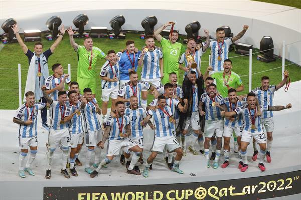 Jugadores de Argentina celebran su tercer título en la Copa Mundial de Fútbol, el 18 de diciembre de 2022. EFE/ Alberto Estevez
