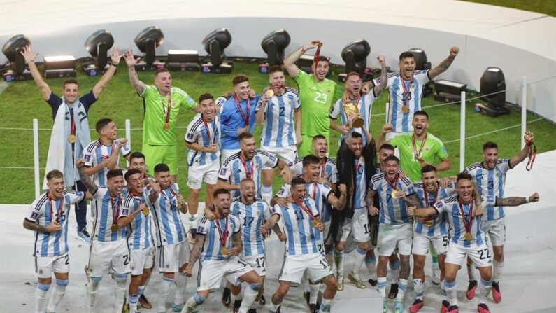 Jugadores de Argentina celebran su tercer título en la Copa Mundial de Fútbol. EFE/ Alberto Estevez