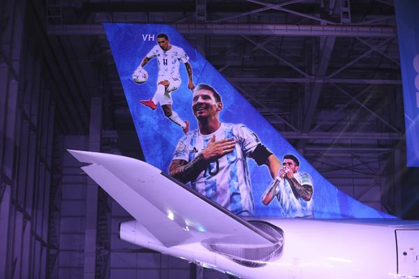 Detalle del avión Airbus a330-200 de Aerolíneas Argentinas que llevó al seleccionado de fútbol y a los hinchas al Mundial de Qatar 2022. EFE/Juan Ignacio Roncoroni
