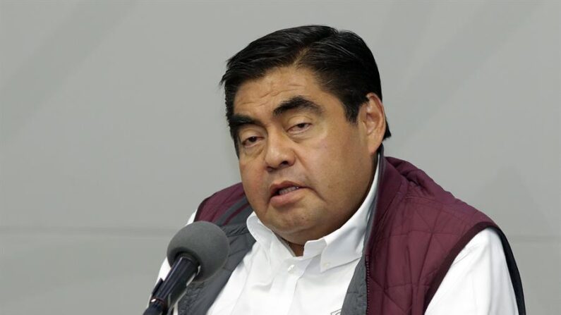 Fotografía de archivo fechada el 25 de marzo de 2022 que muestra al gobernador de Puebla, Miguel Barbosa, durante una rueda de prensa en la ciudad de Puebla (México). EFE/Hilda Ríos