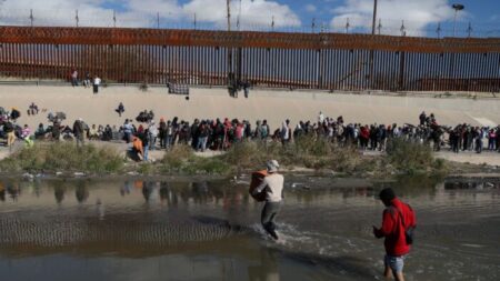 Guardia Nacional de Texas pasó el fin de semana levantando valla fronteriza de alambre cerca de El Paso