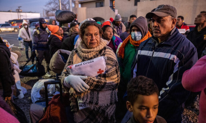 Inmigrantes ilegales esperan para ingresar a un refugio en la Iglesia del Sagrado Corazón en El Paso, Texas, el 17 de diciembre de 2022. (John Moore/Getty Images)