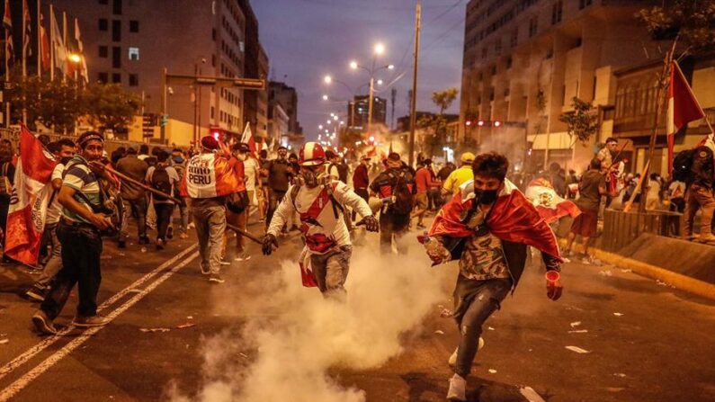 Cientos manifestantes, a favor de Pedro Castillo y en contra del Congreso, se manifiestan en las calles del centro, el 12 de diciembre de 2022 en Lima (Perú). EFE/ Aldair Mejía