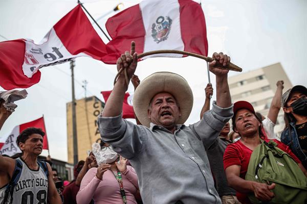 Cientos de manifestantes, a favor de Pedro Castillo y en contra del Congreso, se manifiestan en las calles del centro, en Lima (Perú), el 11 de diciembre de 2022. EFE/ Aldair Mejía
