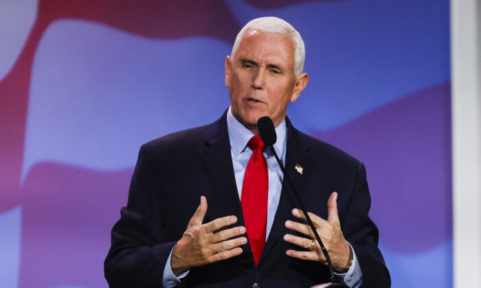 El exvicepresidente Mike Pence habla durante una Reunión Anual de Liderazgo de la Coalición Judía Republicana en Las Vegas, Nevada, el 19 de noviembre de 2022. (Wade Vandervort/AFP vía Getty Images)