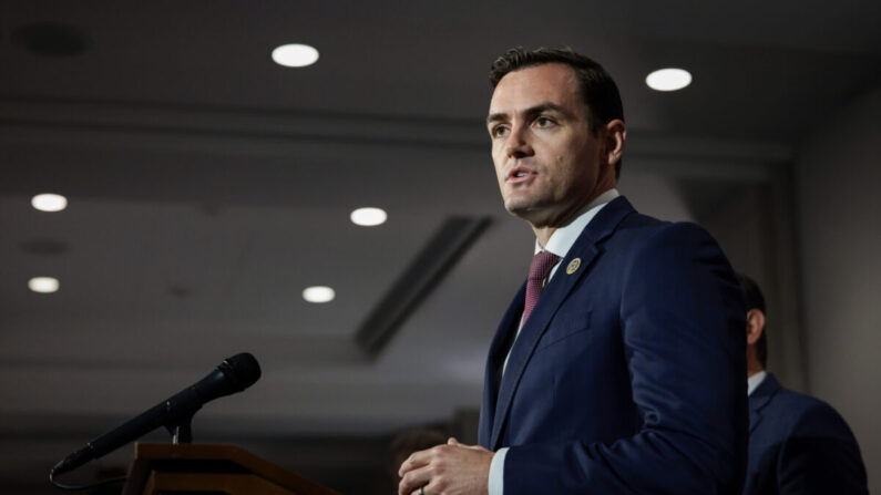 El representante Mike Gallagher (R-Wis.) habla con los periodistas después de una reunión del Caucus Republicano de la Cámara en el Capitolio de EE.UU. en Washington el 21 de septiembre de 2021. (Anna Moneymaker/Getty Images)
