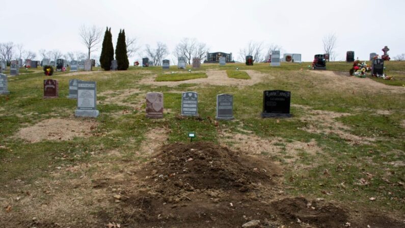 Tumbas en un cementerio de Nueva York el 15 de enero de 2021. (Kena Betancur/AFP vía Getty Images)