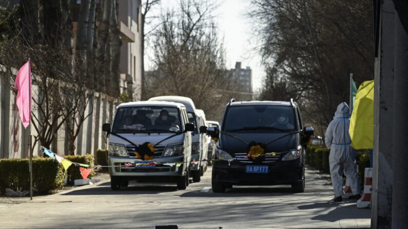 Se ven coches fúnebres esperando para entrar en un crematorio en Beijing, China, en medio de una ola masiva de infecciones por COVID-19 el 22 de diciembre de 2022. (STF/AFP vía Getty Images)
